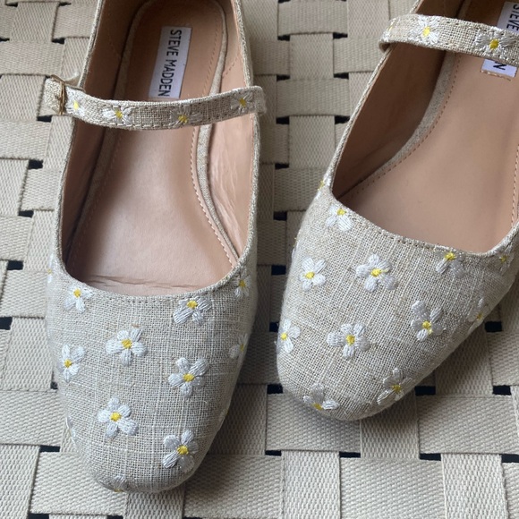 Floral Daisy Mary Jane flats size 10 - Picture 4 of 7